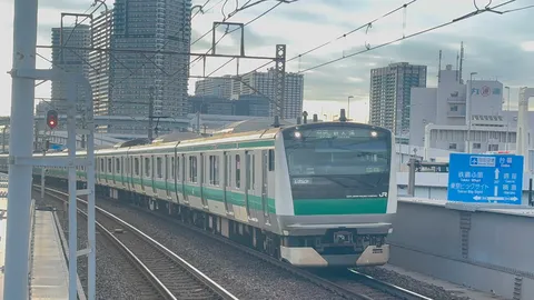 都市を駆け抜ける緑の車両