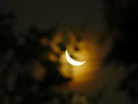 夜空に輝く三日月