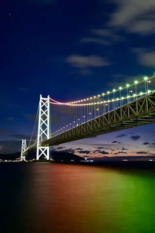 夜の橋が描く光の波