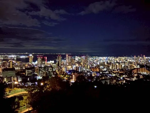 都会の夜景、海と空のコントラスト