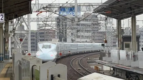 疾走する新幹線、駅の風景