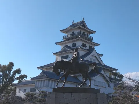 静寂の城、時を越える騎馬像