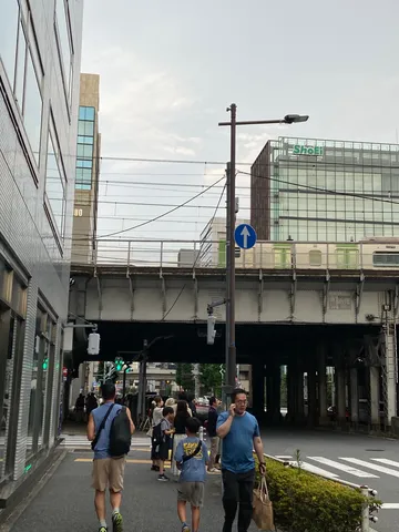 高架下の午後の路地