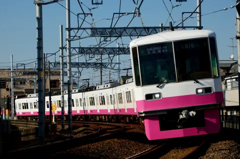 カーブを行く、架線と車両の構図