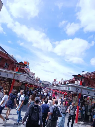 賑わう商店街、青空の下で
