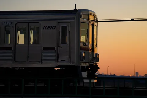 夕暮れのKEIO線、静かな旅路