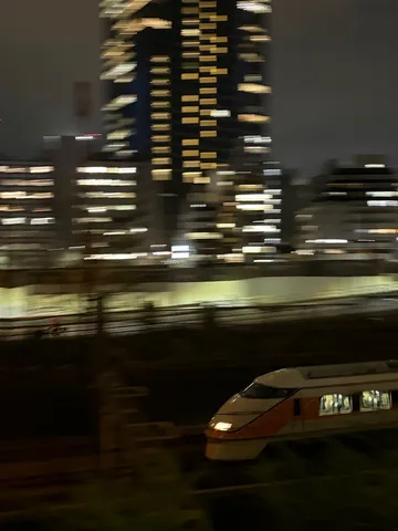夜景を駆け抜ける光の軌跡