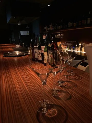 都会の夜、静かな一杯