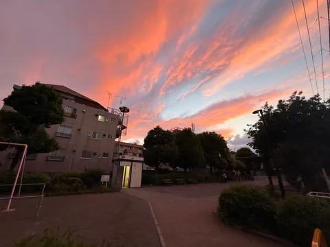 茜色に染まる街角の空