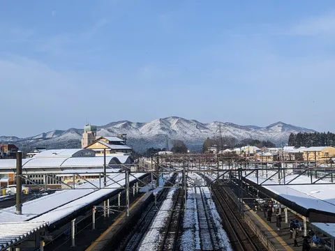 雪景色と静かな駅のコントラスト
