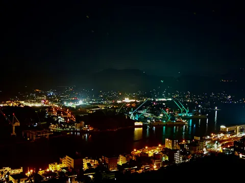 煌めく夜景、水辺の光