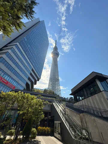 空と鉄塔が踊る街角