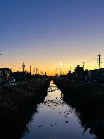 静寂が包む水路と空のグラデーション