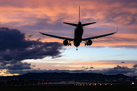 夕焼け空と着陸態勢の旅客機