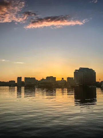 水面に映る夕暮れの都会