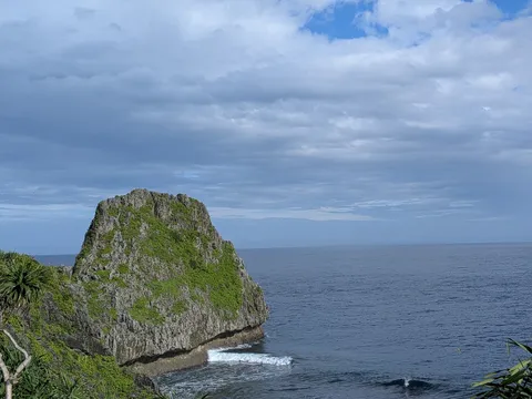 海風と岩肌の静かな景色