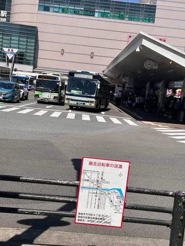 バス停で待つ日常の一コマ