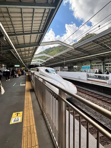 ホームに佇む白い流線形
