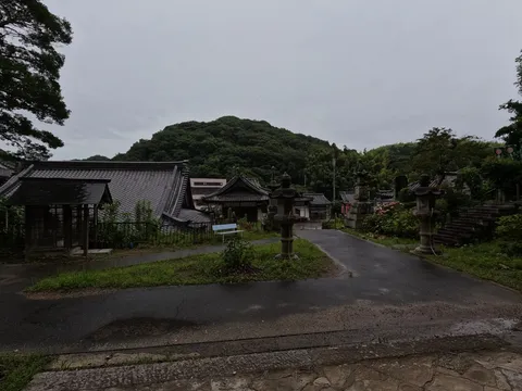 雨上がりの古刹、静寂の石灯籠
