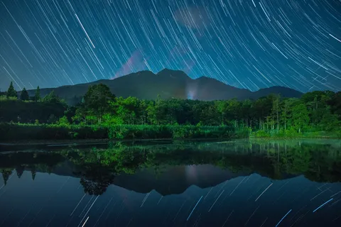 星の軌跡と静かな湖畔