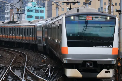 曲線を描く通勤列車