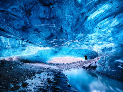 氷の洞窟、蒼き絶景