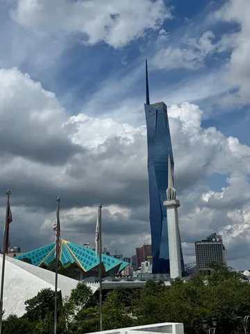 青い摩天楼と空のコントラスト