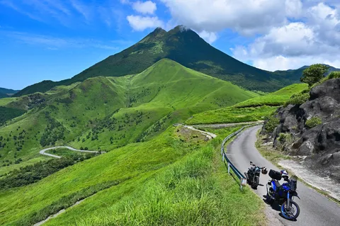 緑の尾根を走る風景