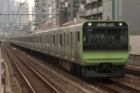 都会の線路をゆく新型車両