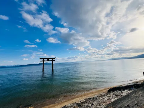 水上の鳥居、空の青と雲