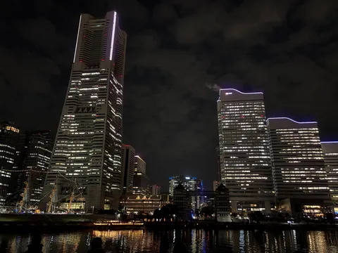 夜景に浮かぶ光の川