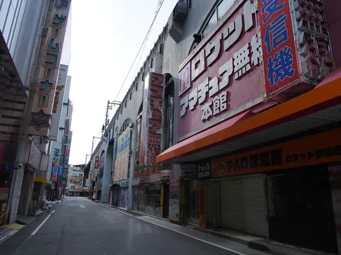 ゲームセンターと高架線の無機質な風景