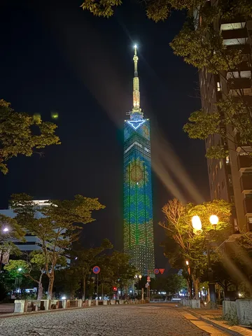 夜空を照らす彩りのタワー