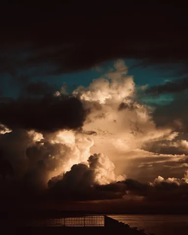 夕焼け空を彩る圧倒的な雲