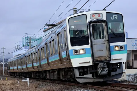 雨空に映える快速列車の旅