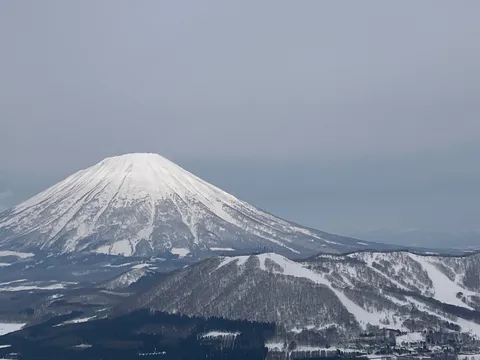 雪化粧の山が織りなす冬景色