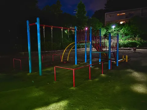 夜の公園、遊び疲れて