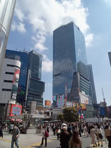 青空の下、高層ビルが彩る都市