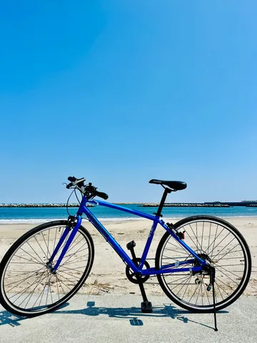 抜ける青空、海辺の自転車