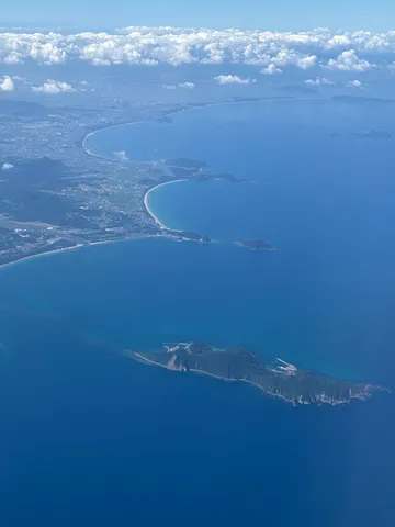 海と島の線路をたどる光