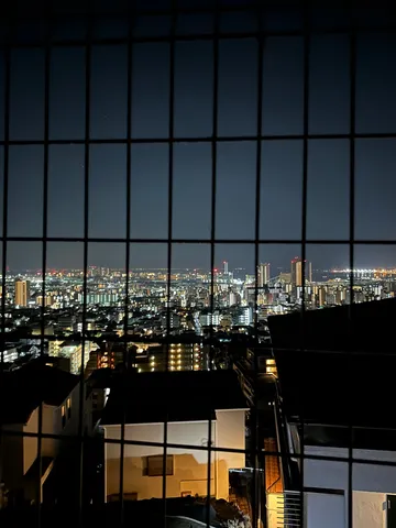 格子越しの夜景の息吹