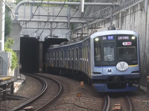 トンネルへ向かう線路の詩