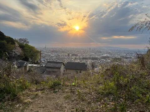 夕暮れの街並みと空のコントラスト