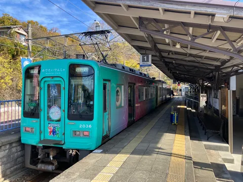 カラフル電車と置き去り候補のスーツケース