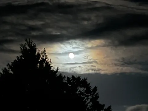 月明かりに照らされた幻想的な夜空