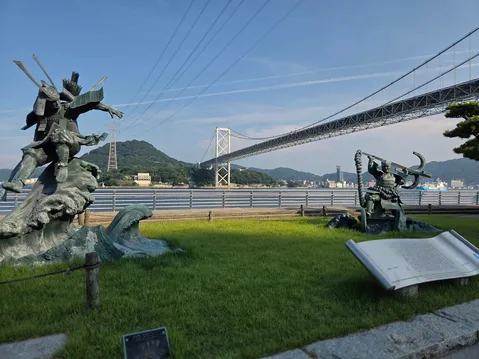 勇壮な武士と壮大な橋の対比