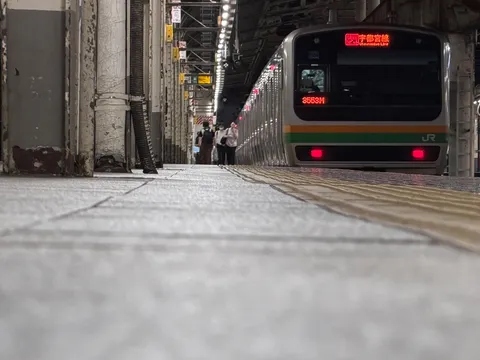 地下の静かな駅と列車