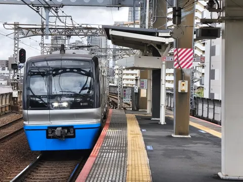 都会の静寂、電車の鼓動