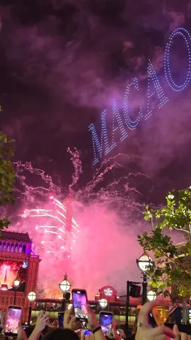 映えを追う群衆、夜空の「MACAO」