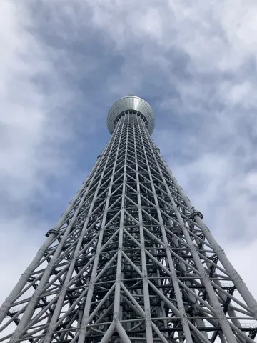 空にそびえる巨大構造物